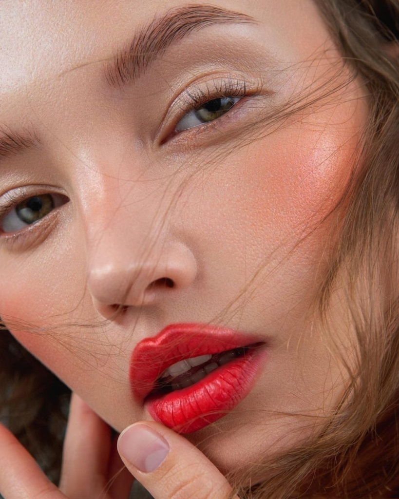No Mascara? The New ‘Clean Girl’ Way to Do Eye Makeup in 2025